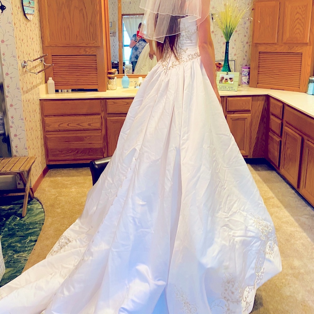 Allure Bridals Satin Wedding Dress - Picture 3 of 6